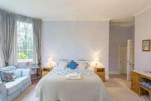 MarshwoodFarm-blue-room-01